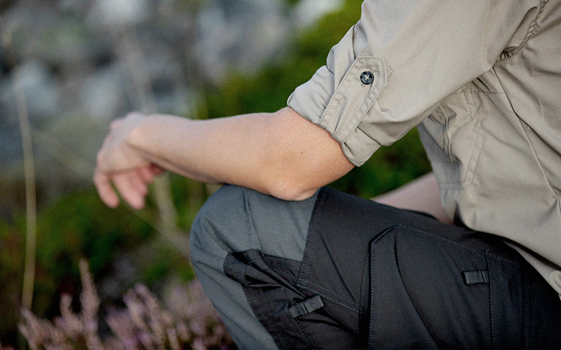 Close up image of Taiga work trousers and work shirt in a nature environment